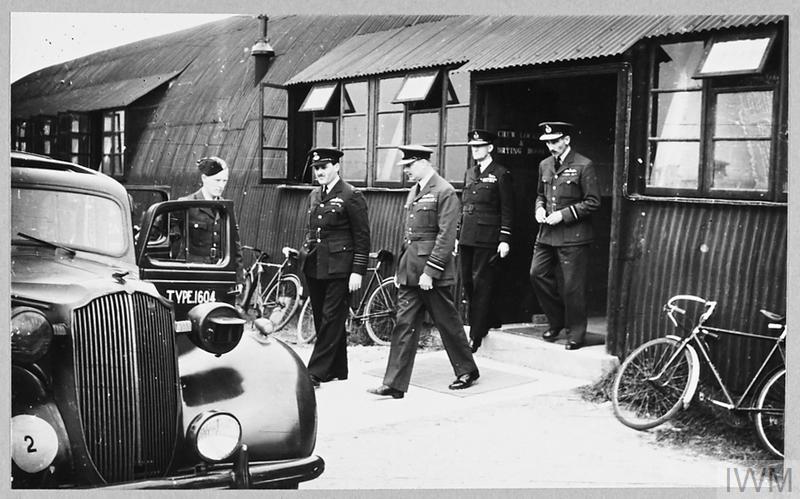 © IWM CH 13593 / H.R.H. THE DUKE OF GLOUCESTER VISITS R.A.A.F. SQUADRON. IWM Non-Commercial Licence.